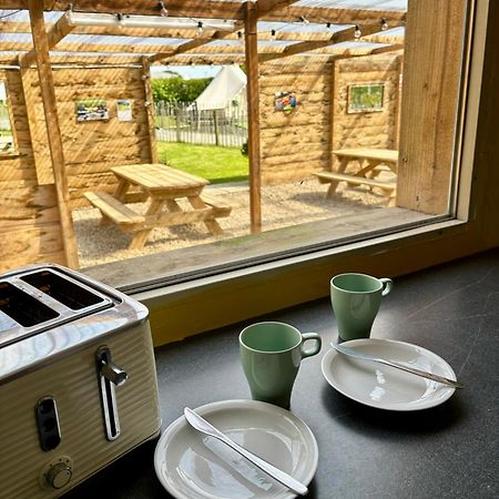 Carrowmena School House & Glamping 호텔 리머배디 외부 사진